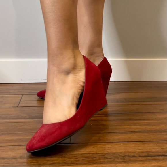 😵 2 FOR $40 // Red suede almond toe wedges s-8- - Picture 1 of 13